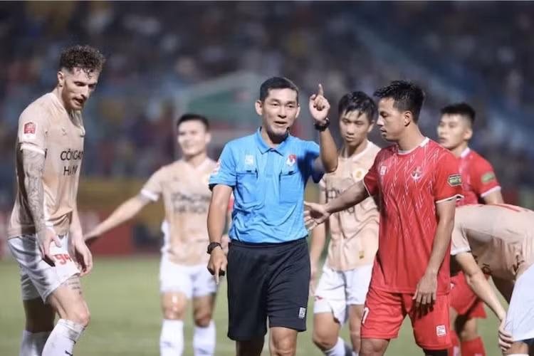 Công tác trọng tài nóng lên ở các vòng đấu cuối của LPBank V.League 2025/26