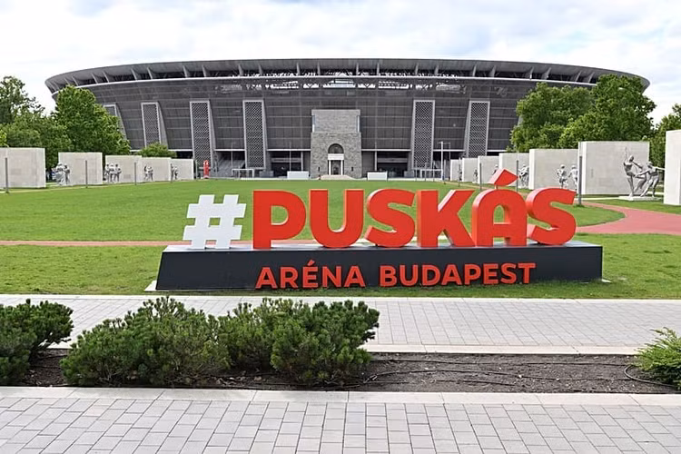 Bên ngoài sân vận động Puskas Arena.