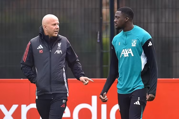 Cả Arne Slot lẫn Ibrahima Konate đều chia tay đội chủ sân Anfield. ẢNH: AFP