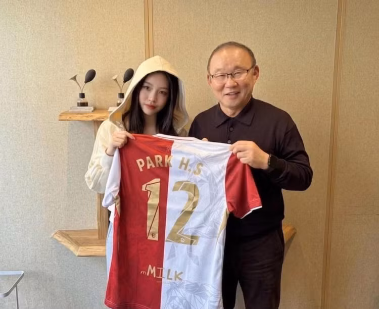 Con gái của Chủ tịch CLB Kanchanaburi Power FC là Pimchanok (19 tuổi) chụp ảnh với HLV Park Hang Seo