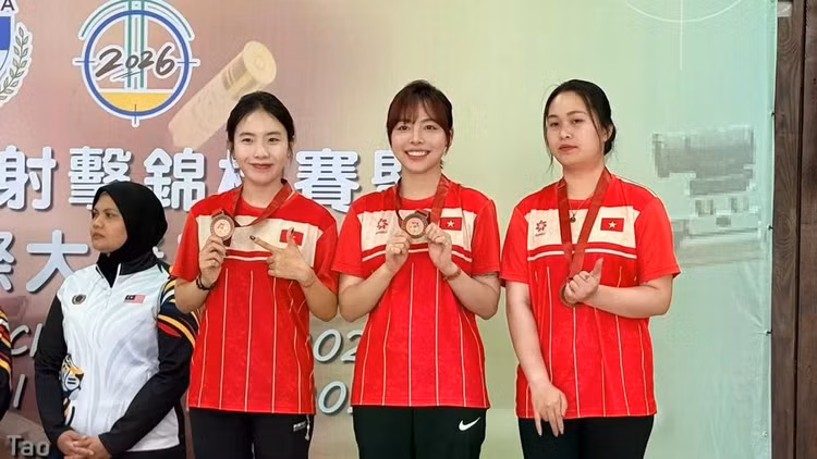 Phí Thanh Thảo (giữa) và hai đồng đội Lê Thị Mộng Tuyền, Nguyễn Thị Thảo trên bục vinh quang. Ảnh Phạm Cao Sơn