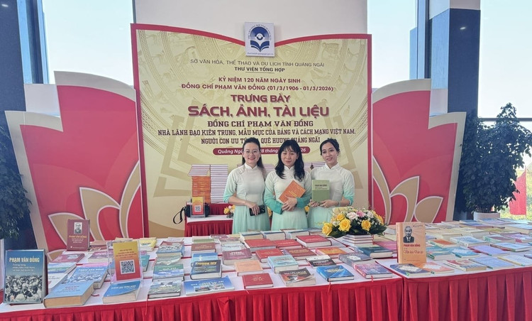 Không gian trưng bày sách, ảnh, tài liệu về đồng chí Phạm Văn Đồng bên lề hội thảo.