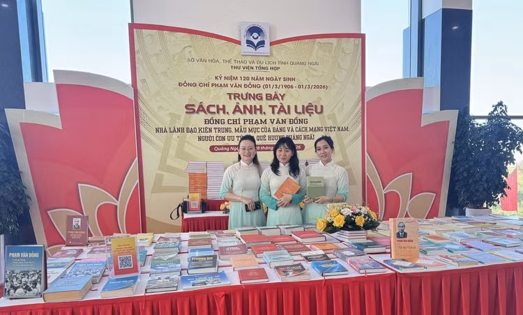 Không gian trưng bày sách, ảnh, tài liệu về đồng chí Phạm Văn Đồng bên lề hội thảo.