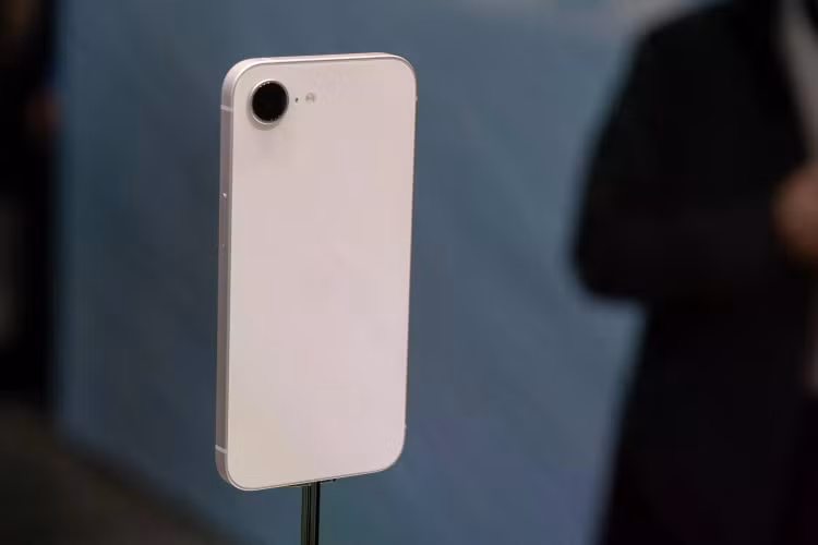 iPhone 17e có giá khởi điểm thấp hơn thế hệ tiền nhiệm. Ảnh: Bloomberg.