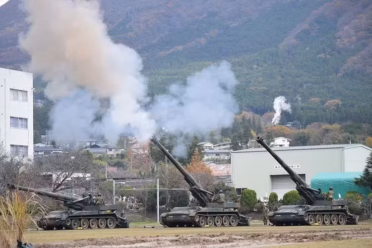 Pháo tự hành M110A2 khai hỏa.