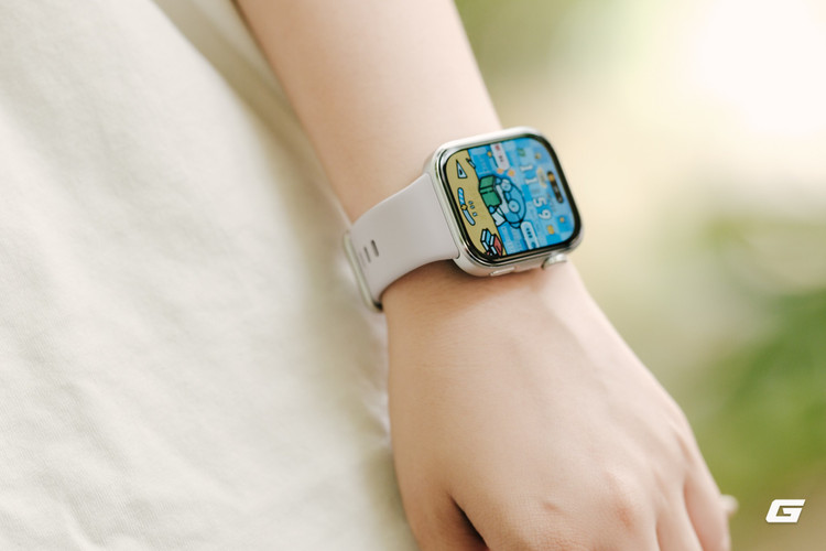 Sự chênh lệch giá bán gần như gấp đôi không chỉ đến từ tên gọi &quot;Pro&quot;, mà thật sự là sự khác biệt rõ rệt về chất lượng màn hình, khả năng chống nước và công nghệ theo dõi sức khỏe, những yếu tố quan trọng cho người dùng có nhu cầu cao về trải nghiệm công nghệ.