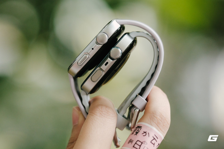 Watch Fit 4 thường có trọng lượng nhẹ hơn một chút so với bản Pro, nhưng không đáng kể. Khung viền của bản Pro thiết kế vuông vắn hơn, góc cạnh hơn. Nút dưới có tích hợp thêm cảm biến hỗ trợ cho một số tính năng sức khỏe, ví dụ như tính năng phát hiện đông cứng mạch máu.