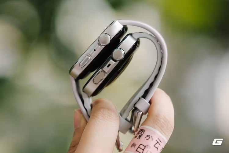 Watch Fit 4 thường có trọng lượng nhẹ hơn một chút so với bản Pro, nhưng không đáng kể. Khung viền của bản Pro thiết kế vuông vắn hơn, góc cạnh hơn. Nút dưới có tích hợp thêm cảm biến hỗ trợ cho một số tính năng sức khỏe, ví dụ như tính năng phát hiện đông cứng mạch máu.