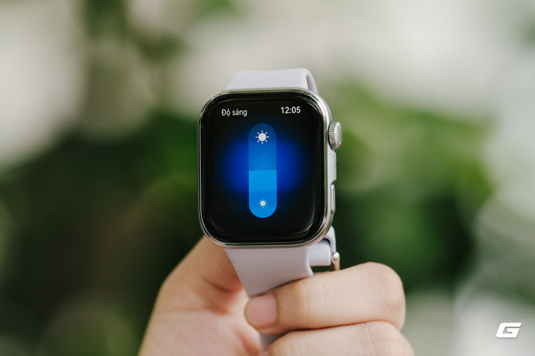 Ngoài ra, độ sáng màn hình của Fit 4 Pro cũng vượt trội hơn với 3.000 nits, giúp hiển thị rõ nét dưới ánh sáng mặt trời trực tiếp, đặc biệt phù hợp cho các hoạt động thể thao ngoài trời. Trong khi đó, Watch Fit 4 chỉ đạt mức 2.000 nits, tương đương với nhiều mẫu đồng hồ thông minh khác như Samsung Galaxy Watch Ultra và Huawei Watch GT 5 Pro.