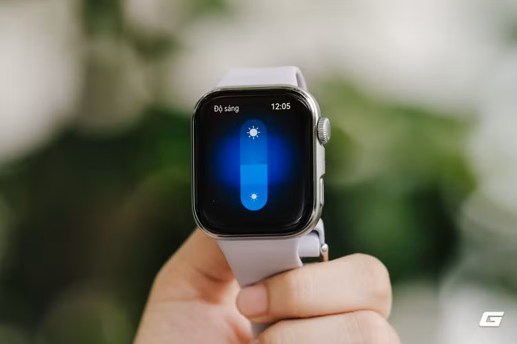 Ngoài ra, độ sáng màn hình của Fit 4 Pro cũng vượt trội hơn với 3.000 nits, giúp hiển thị rõ nét dưới ánh sáng mặt trời trực tiếp, đặc biệt phù hợp cho các hoạt động thể thao ngoài trời. Trong khi đó, Watch Fit 4 chỉ đạt mức 2.000 nits, tương đương với nhiều mẫu đồng hồ thông minh khác như Samsung Galaxy Watch Ultra và Huawei Watch GT 5 Pro.