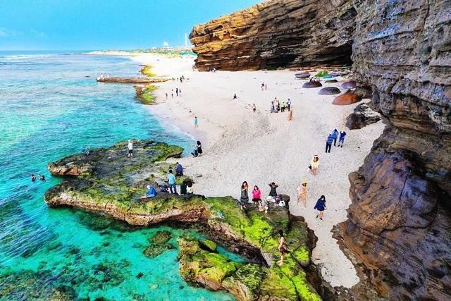 Du khách đến du lịch tại đảo Lý Sơn