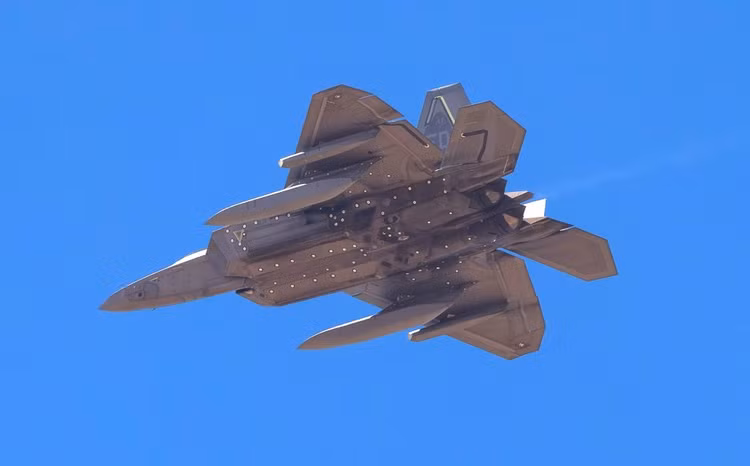 f-22-new-tanks-pods-underside-pass.jpg