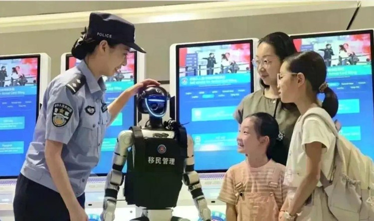 Robot quản lý dân cư làm việc cùng cảnh sát. Ảnh: Leaderobot.