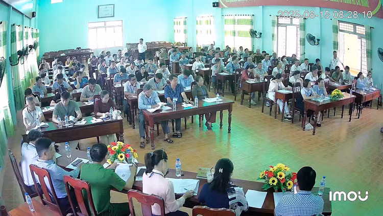 Phiên đấu giá 38 lô đất thu hút rất đông người tham gia, giá bị đẩy lên rất cao.