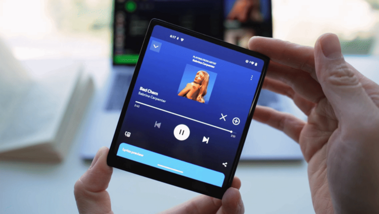 Chiếc điện thoại có tên iKKO Mind One, sản phẩm của một thương hiệu âm thanh nhỏ, đang trở thành tâm điểm chú ý trước thềm chiến dịch gọi vốn trên nền tảng Kickstarter. Với thiết kế vuông vức độc đáo, kích thước của máy chỉ tương đương một tấm thẻ ATM (86 x 72 mm), mỏng 8,9 mm và nhẹ 120g, hướng đến những người dùng yêu thích sự nhỏ gọn.