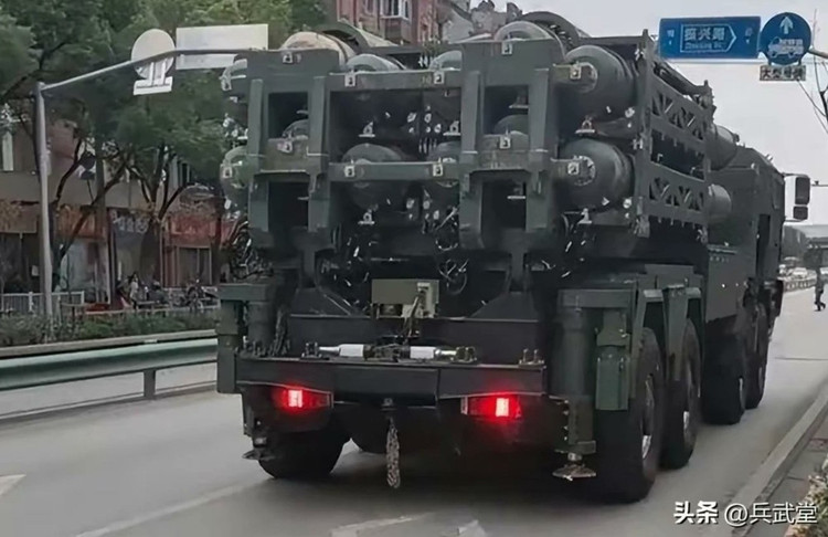 Cách bố trí các tên lửa trên thân có chút khác biệt so với S-350 của Nga.