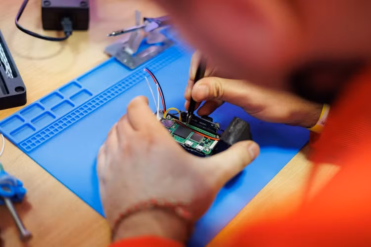 Kỹ sư Ukraine lắp ráp bo mạch của một chiếc UAV.