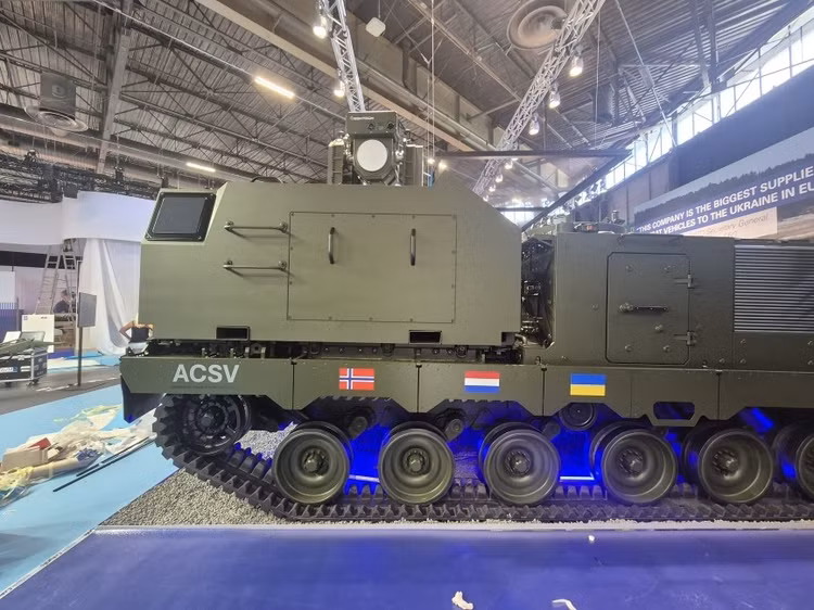 Hình ảnh hệ thống DroneLight được gắn trên xe trưng bày tại triển lãm Eurosatory 2026. Ảnh: Esh-Tech qua LinkedIn