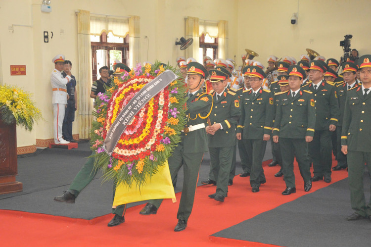Tại các địa điểm tổ chức lễ viếng, đông đảo cán bộ, chiến sĩ lực lượng vũ trang tổ chức vào viếng nguyên Chủ tịch nước Trần Đức Lương.