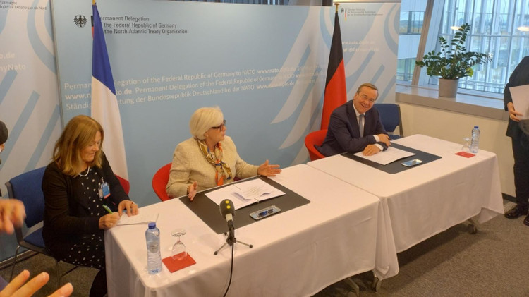 Franse en Duitse ministers bij de ondertekeningsceremonie van de JEWEL-intentieverklaring. signature-fr-de-odins-eye-jewel.jpg