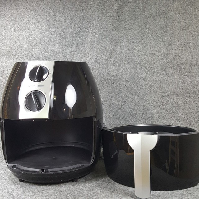 Phổ biến nhất là tình trạng nhiệt tỏa không đều, khiến món ăn chín bên ngoài nhưng còn sống bên trong. Vỏ chống dính dễ bong tróc chỉ sau vài lần dùng, còn khay chiên nhỏ khiến không gian nấu nướng hạn chế. Một số người thậm chí còn phải &quot;lật tay&quot; giữa chừng để món không cháy bên dưới. Dễ hiểu vì sao nhiều người bức xúc chia sẻ: “Mua vì nghĩ sẽ ăn uống healthy hơn, ai ngờ mất thời gian hơn cả chiên bằng chảo.”