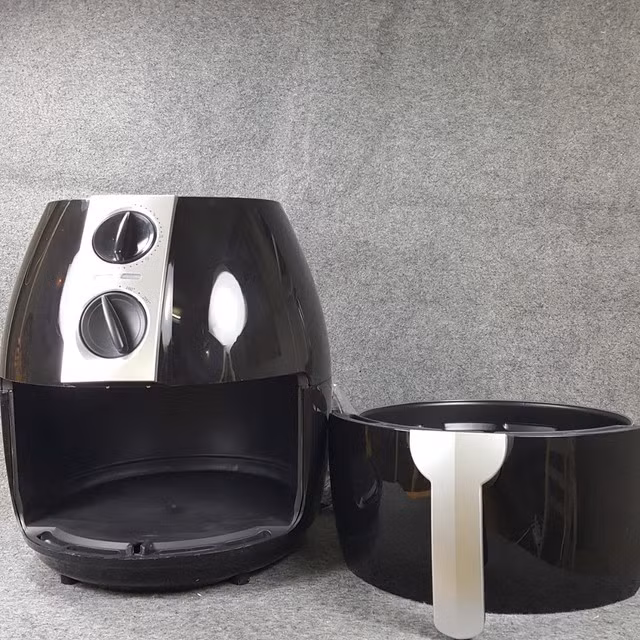 Phổ biến nhất là tình trạng nhiệt tỏa không đều, khiến món ăn chín bên ngoài nhưng còn sống bên trong. Vỏ chống dính dễ bong tróc chỉ sau vài lần dùng, còn khay chiên nhỏ khiến không gian nấu nướng hạn chế. Một số người thậm chí còn phải "lật tay" giữa chừng để món không cháy bên dưới. Dễ hiểu vì sao nhiều người bức xúc chia sẻ: “Mua vì nghĩ sẽ ăn uống healthy hơn, ai ngờ mất thời gian hơn cả chiên bằng chảo.”