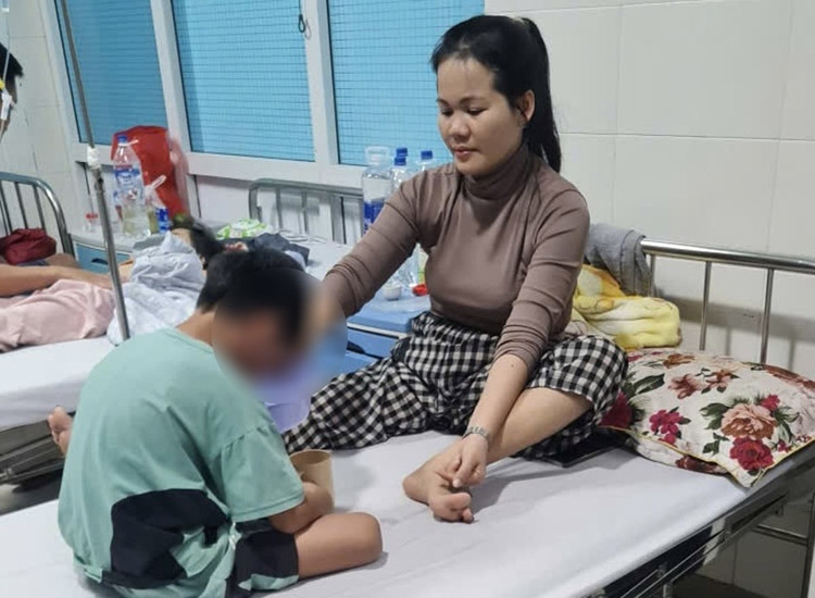 Một trường hợp bị ngộ độc nghi do ăn bánh mì đang điều trị tại cơ sở y tế.