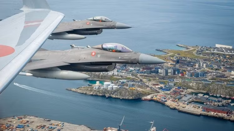 Các tiêm kích F-16AM của Không quân Hoàng gia Đan Mạch bay qua Greenland. Ảnh: Forsvaret