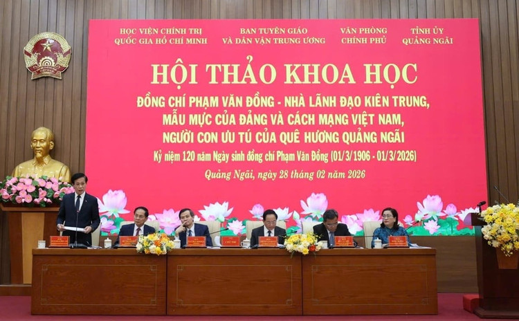 Các đồng chí lãnh đạo Đảng, Nhà nước chủ trì Hội thảo khoa học.