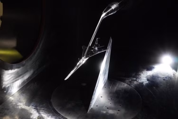 Mô hình thu nhỏ của Siêu phi cơ X-59 bên trong đường hầm gió của Cơ quan Thám hiểm Hàng không Vũ trụ Nhật Bản. Ảnh: JAXA