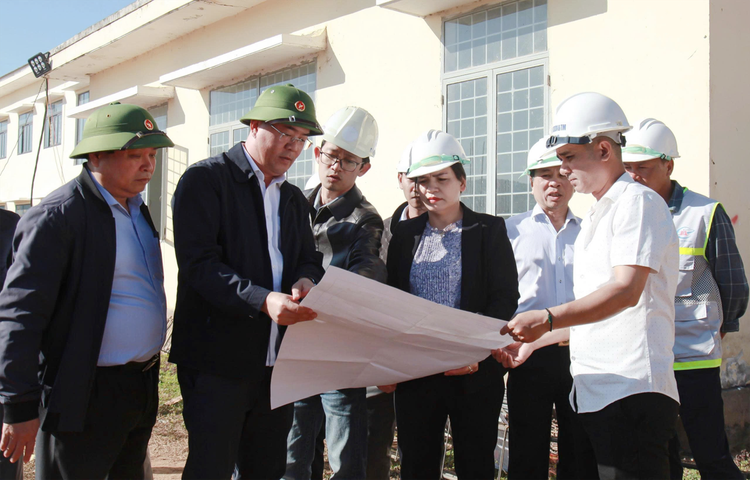 Đại diện chủ đầu tư và đơn vị liên quan thông tin về tình hình, kết quả thi công công trình cho Phó Chủ tịch Thường trực UBND tỉnh Y Ngọc. Ảnh: UBND tỉnh.