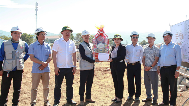 Phó Chủ tịch Thường trực UBND tỉnh Y Ngọc trao quà, động viên công nhân tại công trường. Ảnh: UBND tỉnh.