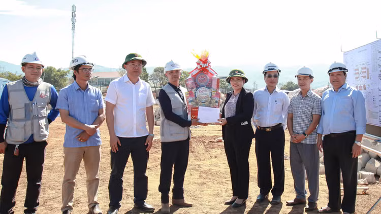 Phó Chủ tịch Thường trực UBND tỉnh Y Ngọc trao quà, động viên công nhân tại công trường. Ảnh: UBND tỉnh.