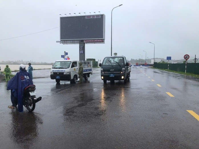 Cấm lưu thông trên cầu Trà Khúc khi mực nước lũ lên nhanh.