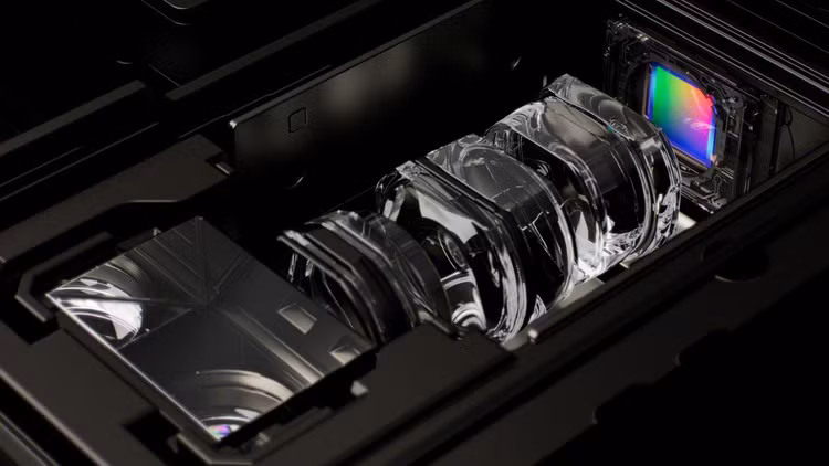 Sony đã dùng công nghệ này 3 năm nay, nhưng có giới hạn lớn về kích thước cảm biến và chất lượng thấu kính.