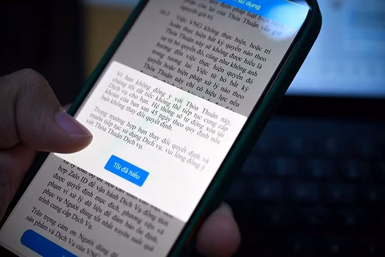 Việc Zalo yêu cầu cập nhật dịch vụ khiến hàng triệu người dùng hoang mang.