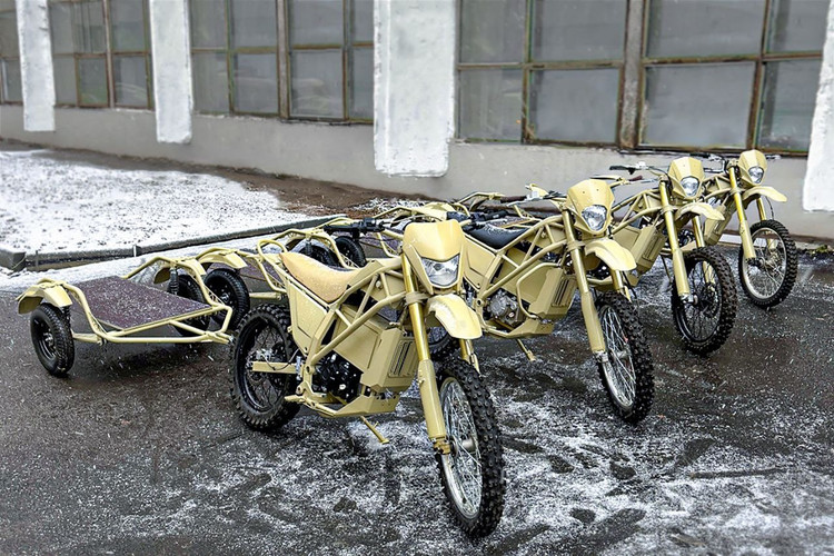 kalashnikov-debuts-the-izh-enduro-e-motorcycle-with-high-capacity-trailer-for-military-use-262314-1.jpg