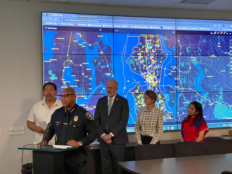 Cảnh sát trưởng Seattle Shon Barnes phát biểu tại sự kiện ra mắt Trung tâm tội phạm thời gian thực. Ảnh: Taylor Soper