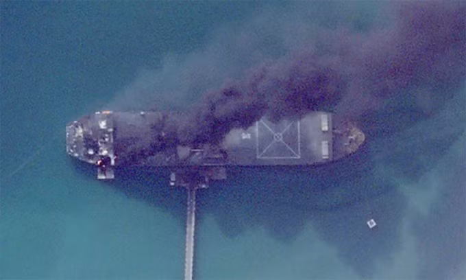 Chiến hạm IRINS Makran của Iran bốc cháy khi neo đậu tại cảng Bandar Abbas ngày 2/3. Ảnh: Planet Labs