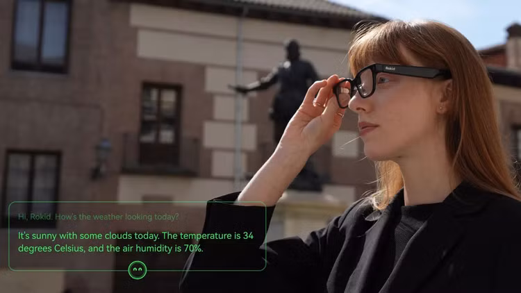 Màn hình đơn sắc màu xanh lá hiện thị thông tin trực tiếp lên mặt kính và phát âm truyền qua xương: Ảnh Rokid