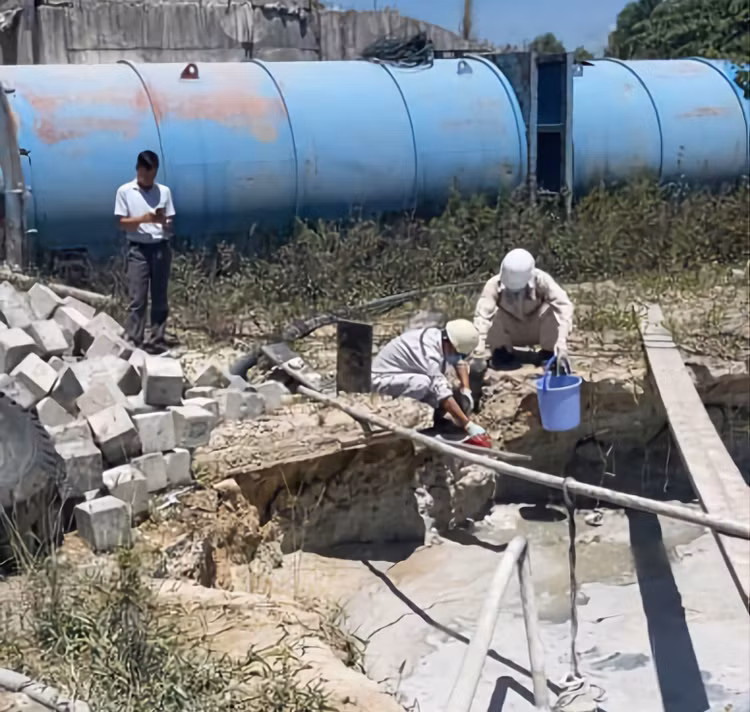 Công an Quảng Ngãi ghi nhận hành vi đổ chất thải rắn là bê tông thải trái quy định tại công ty T.T