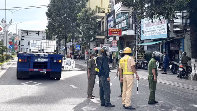 Các lực lượng chức năng có mặt tại hiện trưởng để điều tiết giao thông.