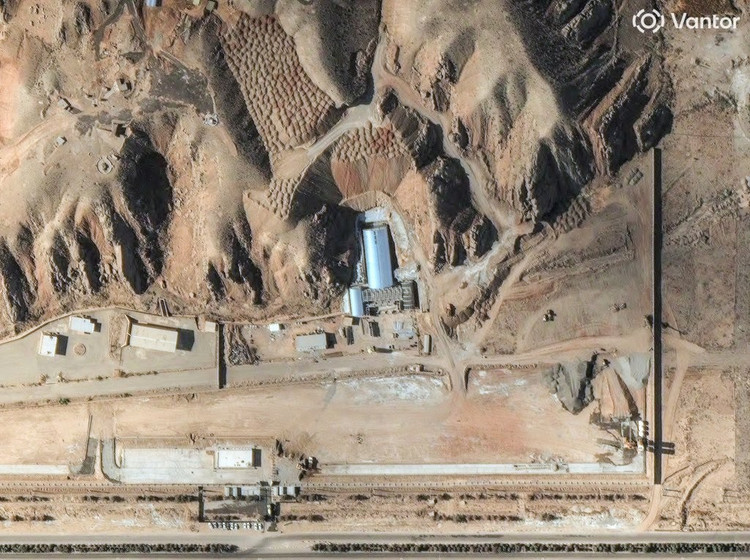 Một ảnh vệ tinh khác về Taleghan 2, chụp ngày 14/11/2025, trước khi địa điểm này được bọc bê tông và phủ đất. Ảnh vệ tinh ©2026 Vantor