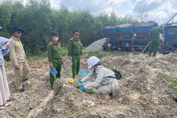 Trạm trộn bê tông đổ trái phép hơn 700 tấn chất thải tại Quảng Ngãi