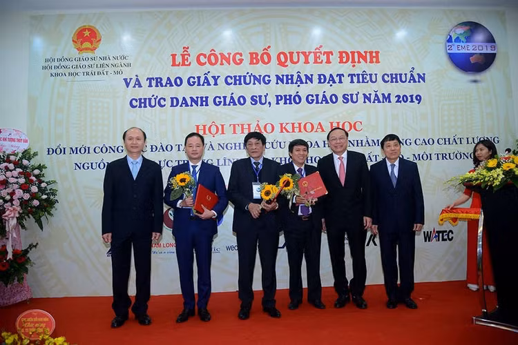 Các tân Giáo sư nhận nhận Giấy chứng nhận đạt chuẩn chức danh Giáo sư