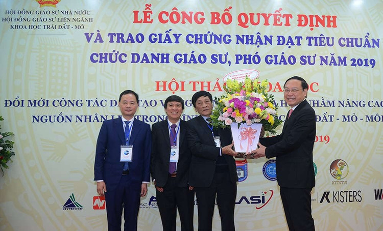 Thứ trưởng Bộ TN&MT Lê Công Thành trao tặng lẵng hoa chúc mừng của Bộ trưởng Bộ TNMT cho các tân GS/PGS