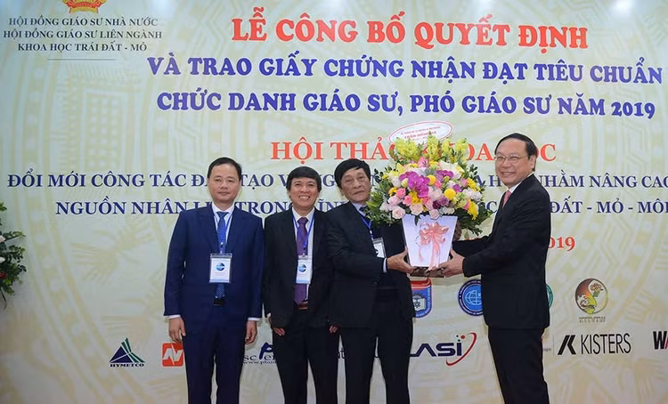 Thứ trưởng Bộ TN&MT Lê Công Thành trao tặng lẵng hoa chúc mừng của Bộ trưởng Bộ TNMT cho các tân GS/PGS