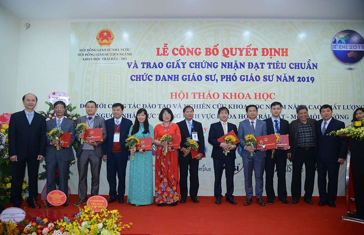 Các tân Phó Giáo sư nhận nhận Giấy chứng nhận đạt chuẩn chức danh Phó Giáo sư