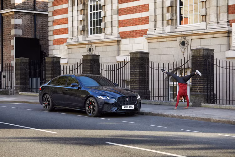 Jaguar XF tham gia một cuộc rượt đuổi chào mừng phim No Time To Die ra mắt ảnh 2