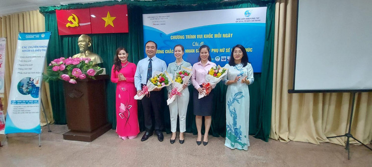 Nhà báo Bùi Hương và bà Lê Thị Diễm Huỳnh, Chủ tịch Hội Liên hiệp Phụ nữ Quận 4 (ngoài cùng bên phải) trao hoa cho PGS.TS.BS Phạm Hiếu Liêm và ThS.BS Nguyễn Thị Thùy Linh cùng đại diện Hệ thống Bệnh viện Sài Gòn - ITO (người thứ hai bên tay phải).